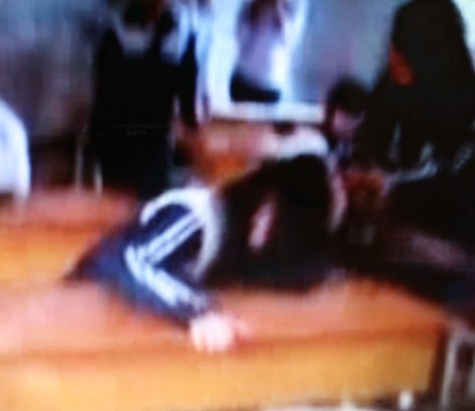 Dù bị đánh khá đau, nạn nhân vẫn ngồi yên trên ghế, không trả lời và cũng không phản kháng lại, chỉ giơ tay lên che mặt và đầu. >> CHÙM ẢNH: KHI NỮ SINH NÓI CHUYỆN BẰNG CHÂN TAY (P1) >> NỮ SINH KHOE THÂN PHẢN CẢM TRONG ÁO DÀI