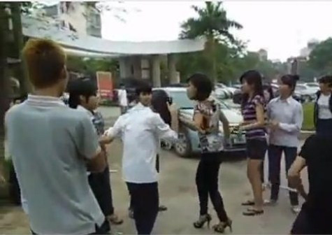 Những nữ sinh này không chỉ đánh bạn một cách tàn nhẫn mà còn liên tục có những lời lẽ thoá mạ, sau đó bắt nạn nhân quỳ xuống xin lỗi. >> CHÙM ẢNH: KHI NỮ SINH NÓI CHUYỆN BẰNG CHÂN TAY (P1) >> NỮ SINH KHOE THÂN PHẢN CẢM TRONG ÁO DÀI