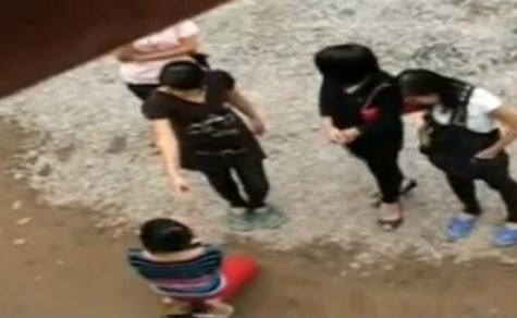 Khoảng 3 nữ sinh đang dằn mặt một cô gái do mâu thuẫn cá nhân >> CHÙM ẢNH: KHI NỮ SINH NÓI CHUYỆN BẰNG CHÂN TAY (P1) >> NỮ SINH KHOE THÂN PHẢN CẢM TRONG ÁO DÀI