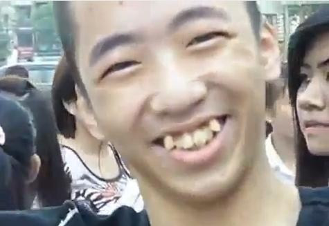 Trong khi các nữ sinh đang đánh nhau thì nam sinh này cũng như nhiều người xung quanh reo hò, cổ vũ >> CHÙM ẢNH: KHI NỮ SINH NÓI CHUYỆN BẰNG CHÂN TAY (P1) >> NỮ SINH KHOE THÂN PHẢN CẢM TRONG ÁO DÀI