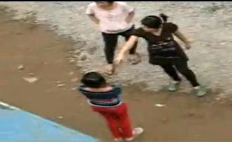 Hình ảnh này được cắt ra từ đoạn clip nữ sinh bắt bạn quỳ, ăn tát vì nói xấu >> CHÙM ẢNH: KHI NỮ SINH NÓI CHUYỆN BẰNG CHÂN TAY (P1) >> NỮ SINH KHOE THÂN PHẢN CẢM TRONG ÁO DÀI