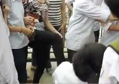 >> CHÙM ẢNH: KHI NỮ SINH NÓI CHUYỆN BẰNG CHÂN TAY (P1) >> NỮ SINH KHOE THÂN PHẢN CẢM TRONG ÁO DÀI