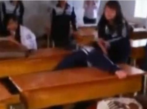 Một nữ sinh mặc đồng phục cầm ghế nhựa liên tiếp đánh vào đầu nữ sinh khác đang ngồi ở bàn. Sau cả chục cú nện liên tiếp, chiếc ghế văng xuống dưới cuối lớp. >> CHÙM ẢNH: KHI NỮ SINH NÓI CHUYỆN BẰNG CHÂN TAY (P1) >> NỮ SINH KHOE THÂN PHẢN CẢM TRONG ÁO DÀI