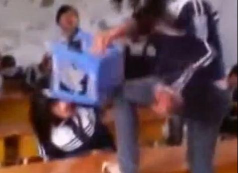 Clip này ghi lại vụ hỗn chiến ngay trong lớp học của ba học sinh nữ >> CHÙM ẢNH: KHI NỮ SINH NÓI CHUYỆN BẰNG CHÂN TAY (P1) >> NỮ SINH KHOE THÂN PHẢN CẢM TRONG ÁO DÀI