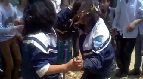 Sau khi kết thúc buổi tổng kết, hai nữ học sinh hẹn nhau ra giải quyết hết các bức xúc cá nhân bằng chân tay. >> NỮ SINH KHOE THÂN PHẢN CẢM TRONG ÁO DÀI >> GIỚI TRẺ NÔ NỨC ĐẠP XE HƯỞNG ỨNG NGÀY HỘI YOUTH DAY 2012