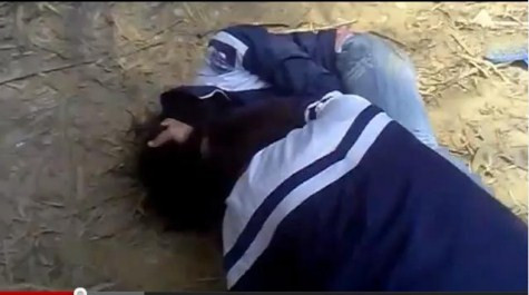 "Khán giả" đến xem 2 nữ sinh ẩu đả này khá đông nhưng không ai vào can ngăn, ngược lại họ đứng ngoài xem và cổ vũ rất nhiệt tình. >> NỮ SINH KHOE THÂN PHẢN CẢM TRONG ÁO DÀI >> GIỚI TRẺ NÔ NỨC ĐẠP XE HƯỞNG ỨNG NGÀY HỘI YOUTH DAY 2012