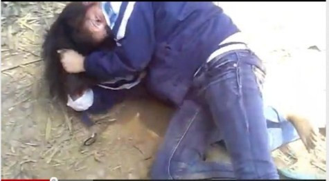 Theo thông tin trên diễn đàn thì đây là hai nữ sinh Trường THPT Phục Hòa tại huyện Phục Hòa, tỉnh Cao Bằng. >> NỮ SINH KHOE THÂN PHẢN CẢM TRONG ÁO DÀI >> GIỚI TRẺ NÔ NỨC ĐẠP XE HƯỞNG ỨNG NGÀY HỘI YOUTH DAY 2012