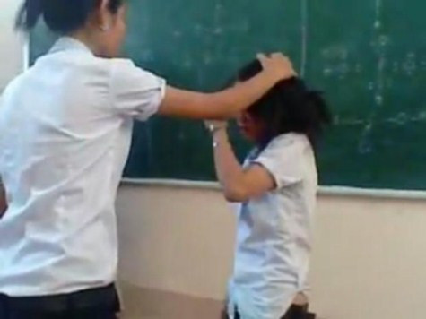 Nữ sinh đánh bạn vì bị nói mất "cái ngàn vàng" >> NỮ SINH KHOE THÂN PHẢN CẢM TRONG ÁO DÀI >> GIỚI TRẺ NÔ NỨC ĐẠP XE HƯỞNG ỨNG NGÀY HỘI YOUTH DAY 2012