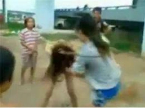 Mặc dù được rất nhiều bạn bè can ngăn, song một nữ sinh mặc quần soóc ngắn, áo sẫm màu vẫn lao vào một nữ sinh khác và ra đòn như trong một trận đấu boxing. >> NỮ SINH KHOE THÂN PHẢN CẢM TRONG ÁO DÀI >> GIỚI TRẺ NÔ NỨC ĐẠP XE HƯỞNG ỨNG NGÀY HỘI YOUTH DAY 2012