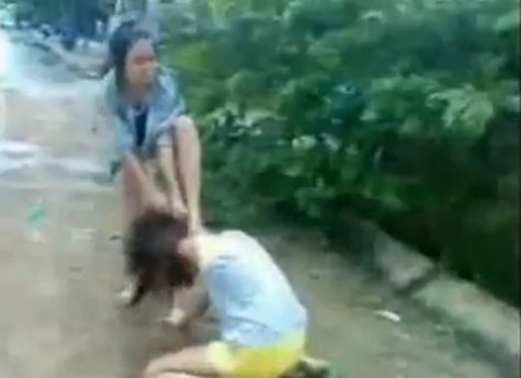 Được biết, những học sinh này đều đang học trường Trung học cơ sở >> NỮ SINH KHOE THÂN PHẢN CẢM TRONG ÁO DÀI >> GIỚI TRẺ NÔ NỨC ĐẠP XE HƯỞNG ỨNG NGÀY HỘI YOUTH DAY 2012