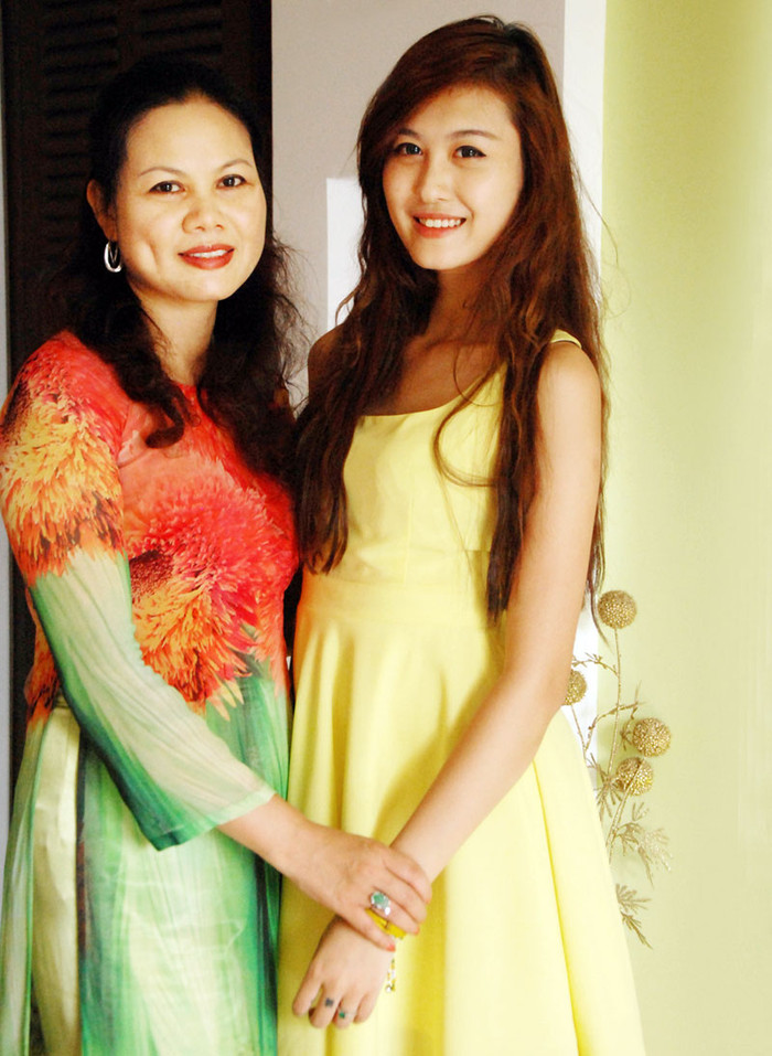 Cô Hoàng Kim Ngọc luôn coi Hà Lade là một người bạn để lắng nghe tâm sự của con.