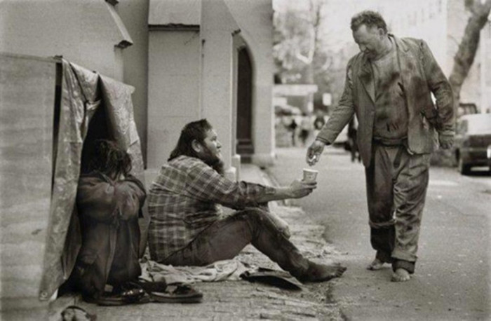 Trong cuộc sống, bản thân mỗi chúng ta đều không hài lòng với hiện tại. Nhưng thực ra, còn nhiều mảnh đời đáng thương hơn chính mình rất nhiều lần. Một người đàn ông với vẻ ngoài lếch thếch vẫn chìa những đồng xu lẻ trong túi mình cho người ăn xin tội nghiệp ngồi bên vệ đường. >> CHÙM ẢNH: NÉT NGỘ NGĨNH CỦA TRẺ VỚI NGÀY HỘI ĐỌC SÁCH >> CHÙM ẢNH: XÓT XA NHÌN NHỮNG ĐỒ CHƠI NGHÈO CỦA TRẺ EM CHÂU PHI Trong cuộc sống, bản thân mỗi chúng ta đều không hài lòng với hiện tại. Nhưng thực ra, còn nhiều mảnh đời đáng thương hơn chính mình rất nhiều lần. Một người đàn ông với vẻ ngoài lếch thếch vẫn chìa những đồng xu lẻ trong túi mình cho người ăn xin tội nghiệp ngồi bên vệ đường. >> CHÙM ẢNH: NÉT NGỘ NGĨNH CỦA TRẺ VỚI NGÀY HỘI ĐỌC SÁCH >> CHÙM ẢNH: XÓT XA NHÌN NHỮNG ĐỒ CHƠI NGHÈO CỦA TRẺ EM CHÂU PHI