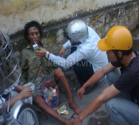 Bức ảnh những người dân Nam Định đang ân cần chăm sóc người đàn ông nhặt ve chai bị ngất dọc đường đã thực sự làm xúc động lòng người. Giữa cái nắng oi bức, vì đói vì mệt người đàn ôn này đã lả đi nhưng nhờ có bàn tay giúp đỡ của những người qua đường nên đã tỉnh lại. >> CHÙM ẢNH: NÉT NGỘ NGĨNH CỦA TRẺ VỚI NGÀY HỘI ĐỌC SÁCH >> CHÙM ẢNH: XÓT XA NHÌN NHỮNG ĐỒ CHƠI NGHÈO CỦA TRẺ EM CHÂU PHI Bức ảnh những người dân Nam Định đang ân cần chăm sóc người đàn ông nhặt ve chai bị ngất dọc đường đã thực sự làm xúc động lòng người. Giữa cái nắng oi bức, vì đói vì mệt người đàn ôn này đã lả đi nhưng nhờ có bàn tay giúp đỡ của những người qua đường nên đã tỉnh lại. >> CHÙM ẢNH: NÉT NGỘ NGĨNH CỦA TRẺ VỚI NGÀY HỘI ĐỌC SÁCH >> CHÙM ẢNH: XÓT XA NHÌN NHỮNG ĐỒ CHƠI NGHÈO CỦA TRẺ EM CHÂU PHI