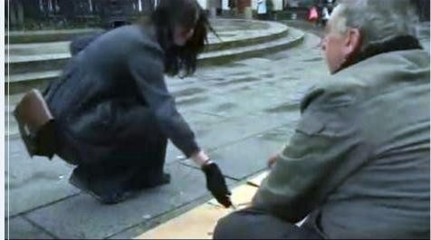 Cô gái đã thay dòng chữ "Tôi bị mù, xin hãy giúp đỡ" trên tấm bìa của người ăn xin bằng "Hôm nay là một ngày tuyệt vời nhưng tôi không thể nhìn được nó", điều kỳ diệu đã xảy ra khi rất nhiều người chia sẻ và giúp đỡ ông cụ. >> CHÙM ẢNH: NÉT NGỘ NGĨNH CỦA TRẺ VỚI NGÀY HỘI ĐỌC SÁCH >> CHÙM ẢNH: XÓT XA NHÌN NHỮNG ĐỒ CHƠI NGHÈO CỦA TRẺ EM CHÂU PHI Cô gái đã thay dòng chữ "Tôi bị mù, xin hãy giúp đỡ" trên tấm bìa của người ăn xin bằng "Hôm nay là một ngày tuyệt vời nhưng tôi không thể nhìn được nó", điều kỳ diệu đã xảy ra khi rất nhiều người chia sẻ và giúp đỡ ông cụ. >> CHÙM ẢNH: NÉT NGỘ NGĨNH CỦA TRẺ VỚI NGÀY HỘI ĐỌC SÁCH >> CHÙM ẢNH: XÓT XA NHÌN NHỮNG ĐỒ CHƠI NGHÈO CỦA TRẺ EM CHÂU PHI