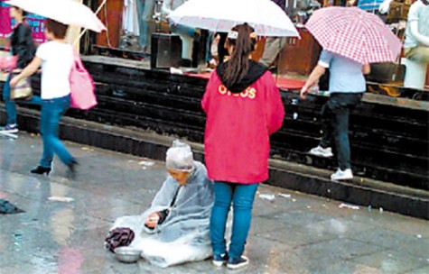 Bức ảnh Cao Di cầm ô đứng che cho bà lão ăn xin đã đánh động trái tim hàng ngàn người. Lúc này cô đang làm nhân viên bồi bàn bán thời gian cho một nhà hàng ở thành phố Trường Xuân, Trung Quốc. Thấy bà lão ăn xin tội nghiệp ngồi một mình dưới mưa, cô gái đã cầm ô đứng che cho bà lão dù biết có thể bị đuổi việc. >> CHÙM ẢNH: NÉT NGỘ NGĨNH CỦA TRẺ VỚI NGÀY HỘI ĐỌC SÁCH >> CHÙM ẢNH: XÓT XA NHÌN NHỮNG ĐỒ CHƠI NGHÈO CỦA TRẺ EM CHÂU PHI Bức ảnh Cao Di cầm ô đứng che cho bà lão ăn xin đã đánh động trái tim hàng ngàn người. Lúc này cô đang làm nhân viên bồi bàn bán thời gian cho một nhà hàng ở thành phố Trường Xuân, Trung Quốc. Thấy bà lão ăn xin tội nghiệp ngồi một mình dưới mưa, cô gái đã cầm ô đứng che cho bà lão dù biết có thể bị đuổi việc. >> CHÙM ẢNH: NÉT NGỘ NGĨNH CỦA TRẺ VỚI NGÀY HỘI ĐỌC SÁCH >> CHÙM ẢNH: XÓT XA NHÌN NHỮNG ĐỒ CHƠI NGHÈO CỦA TRẺ EM CHÂU PHI