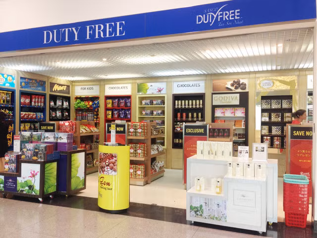 Nghị định số 100/2020/NĐ-CP ngày 28/8/2020 của Chính phủ quy định về kinh doanh hàng miễn thuế đã quy định cụ thể về đối tượng và điều kiện mua hàng miễn thuế. Ảnh minh họa: Báo Đầu tư