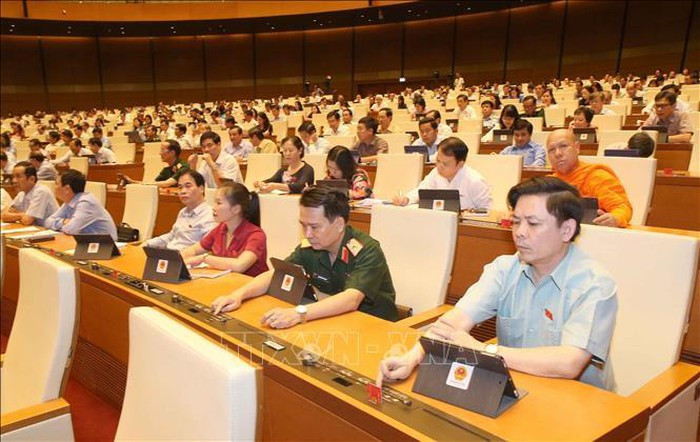 Các đại biểu biểu quyết thông qua Nghị quyết kỳ họp. Ảnh: TTXVN Các đại biểu biểu quyết thông qua Nghị quyết kỳ họp. Ảnh: TTXVN