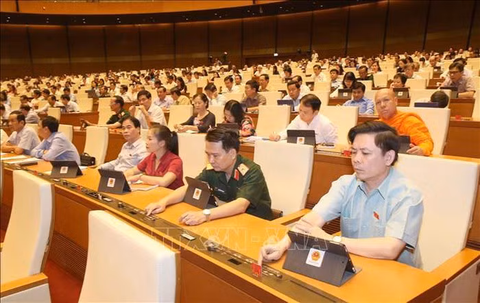 Các đại biểu biểu quyết thông qua Nghị quyết kỳ họp. Ảnh: TTXVN