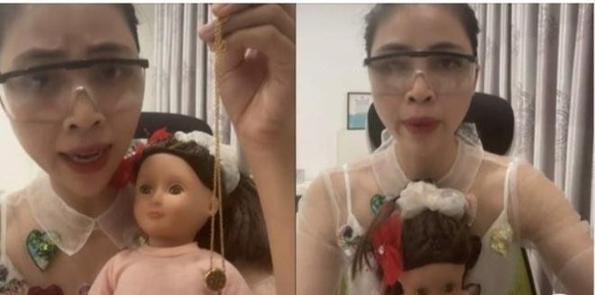 Youtuber Thơ Nguyễn quay video dùng búp bê để “xin vía học giỏi”. Ảnh cắt từ clip. Youtuber Thơ Nguyễn quay video dùng búp bê để “xin vía học giỏi”. Ảnh cắt từ clip.