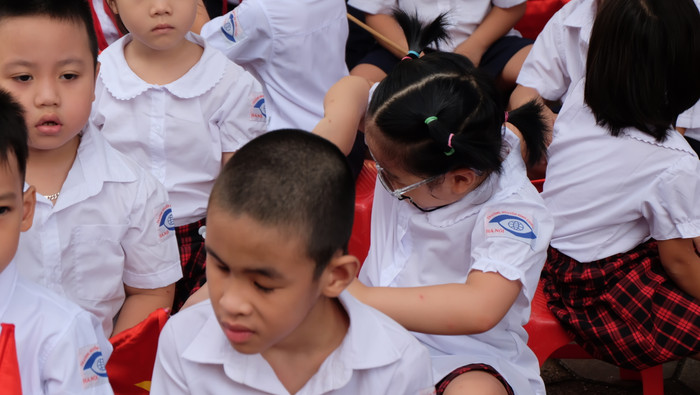 Các bạn học sinh chăm chú lắng nghe tiết mục văn nghệ ngày năm học mới.