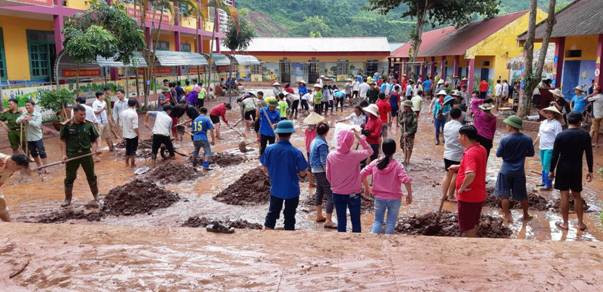 Quân dân, thầy cô giáo đã cùng nhau đảm bảo cho các con ngày khai trường rộn rã. (Ảnh Cổng thông tin huyện Nậm Pồ)