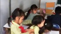 Tết của thầy Quý với học trò là bánh chưng tự gói, ít kẹo và chai nước ngọt ảnh 2 Tết của thầy Quý với học trò là bánh chưng tự gói, ít kẹo và chai nước ngọt ảnh 2