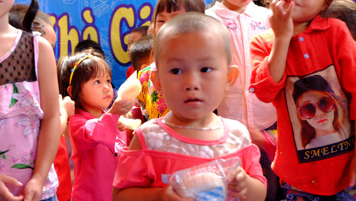 Không ít đứa trẻ lần đầu biết đến bánh trung thu, biết đến bánh nướng, bánh dẻo...