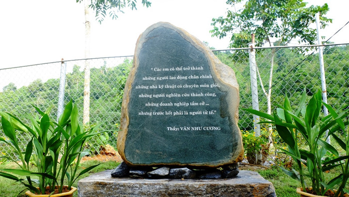 Lời của cố nhà giáo Văn Như Cương được đặt tại một góc sân trường của Nà Ngao. Theo chị Văn Thùy Dương, con gái cố nhà giáo cho biết, phiến đá ở góc sân trường sẽ giúp thầy Cương được nhìn thấy các em ở Nà Ngao vui đùa trong những giờ chơi giờ học...