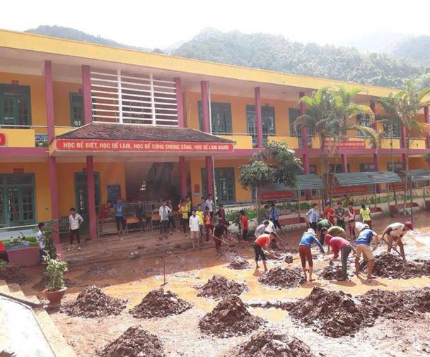 Cách đây 1 tuần bùn đất còn ngập sân trường. (Ảnh Cổng thông tin huyện Nậm Pồ)