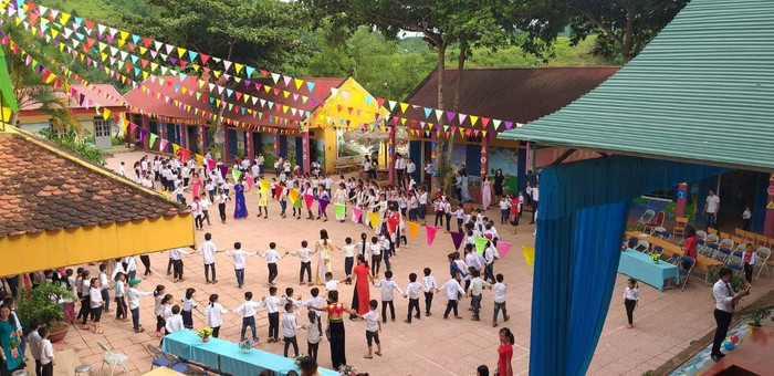 Điệu xòe rộn rã sau những ngày gian khó vì lũ dữ. (Ảnh: CTV)