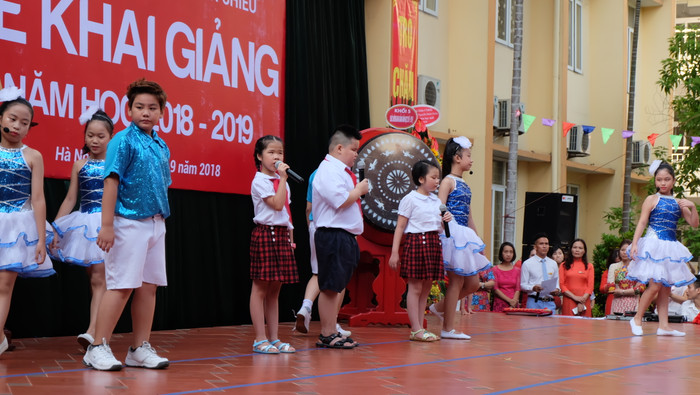 Tiết mục "mùa thu đến trường" được kết hợp học giữa học sinh sáng và học sinh khiếm thị.