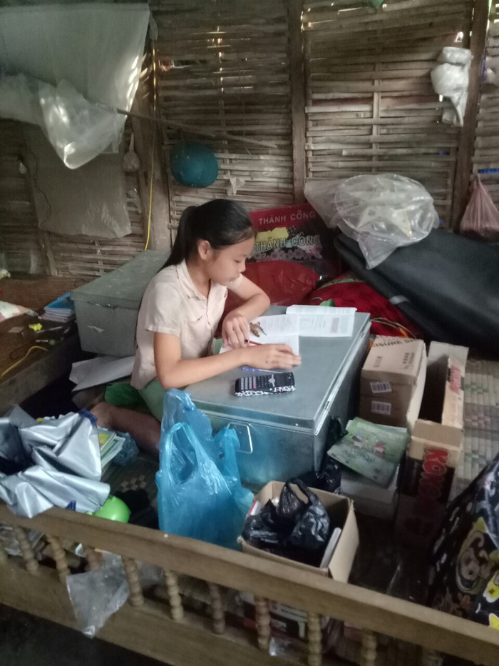 Cách nhà 7km đường núi, không có nhiều tiền để trọ học, em Nông Thị Minh Phương lớp 7A phải trọ học cách trường 3km, mọi di chuyển của em chủ yếu là đi bộ. Bàn học được tận dụng bằng mọi thứ, miễn là có mặt phẳng để em đặt sách vở.