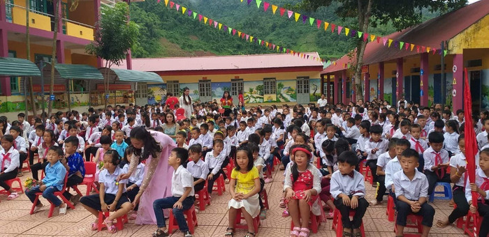 Tuy nhiên, ngày 5/9, các em học sinh vẫn đến trường đón niềm vui ngày khai giảng như chưa có trận lũ nào đi qua. (Ảnh: CTV)