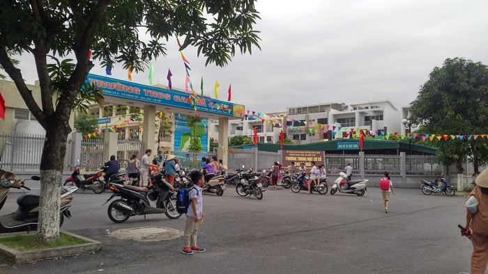 Giữa thủ đô các em học sinh trường Tiểu học Cao Bá Quát phải đi học nhờ vì thiếu lớp. (Ảnh: LC)