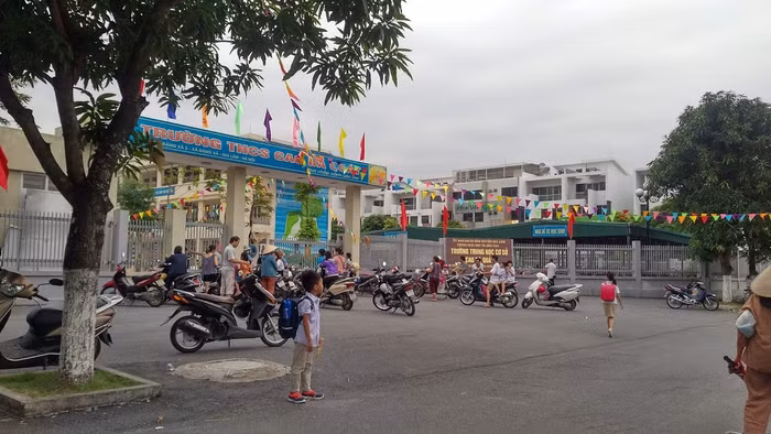 Giữa thủ đô các em học sinh trường Tiểu học Cao Bá Quát phải đi học nhờ vì thiếu lớp. (Ảnh: LC)