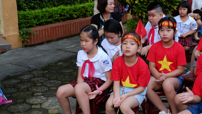 Hồi hộp trước giờ biểu diễn văn nghệ.