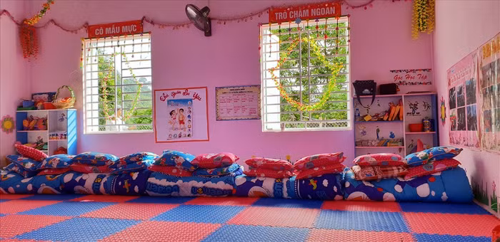 Lớp học, cơ sở vật chất khang trang giúp các em học sinh bớt khó khăn. (ảnh: L.C)