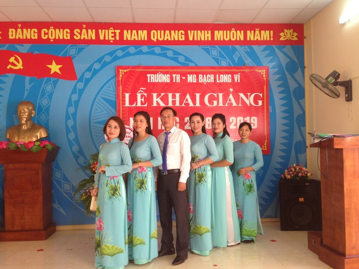 Đội ngũ giáo viên tại trường Tiểu học - Mầm non Bạch Long Vĩ trong ngày khai giảng. Đội ngũ giáo viên tại trường Tiểu học - Mầm non Bạch Long Vĩ trong ngày khai giảng.