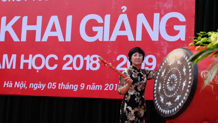 Cô giáo Hiệu trưởng Phạm Thị Kim Nga đánh trống khai giảng năm học mới.