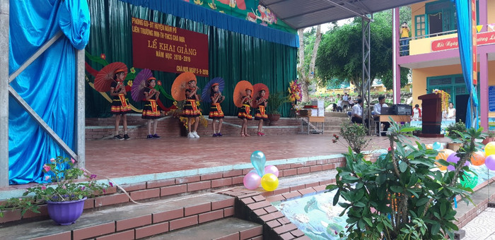 Lời ca tiếng hát, điệu múa đặc trưng của dân tộc lại vang lên giữa vùng lũ dữ.(Ảnh: CTV)