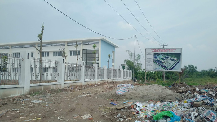 Trường Tiểu học Trung Thành chỉ cách trường Cao Bá Quát vài trăm mét nhưng việc chuyển bớt học sinh sang trường này đang gặp nhiều khó khăn. (Ảnh: Lại Cường) Trường Tiểu học Trung Thành chỉ cách trường Cao Bá Quát vài trăm mét nhưng việc chuyển bớt học sinh sang trường này đang gặp nhiều khó khăn. (Ảnh: Lại Cường)