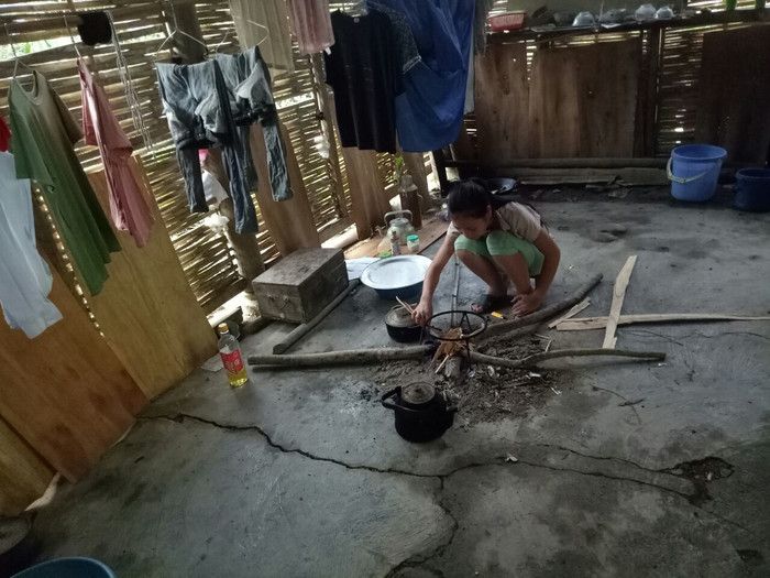 Ngoài giờ học, các em phải tự đi kiếm củi, tự nấu ăn lo mọi sinh hoạt sau giờ lên lớp.