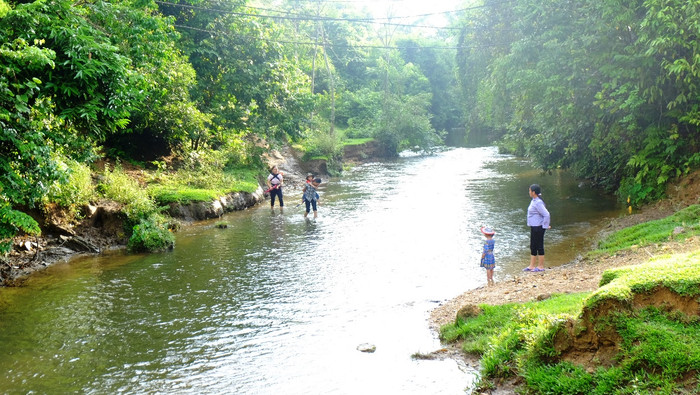 Ngày 15/9, sau nhiều cố gắng lễ khánh thành điểm trường bản Nà Ngao cũng được diễn ra. Từ sáng sớm, nhiều người dân đã lội suối để đón ngôi trường mới.