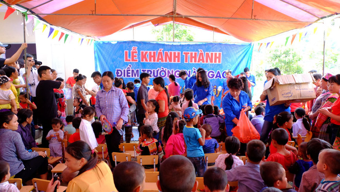 Ngày có trường mới các nhiều đứa trẻ ở Nà Ngao lần đầu biết đến phá cỗ...