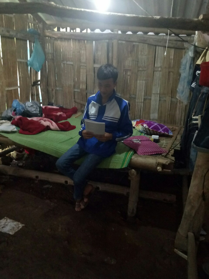 Bàn Văn Mạnh, học sinh lớp 10A trường Trung học phổ thông Canh Tân, nhà Mạnh cách trường 27km. Mới học lớp 10 nhưng Mạnh cũng đã có 5 năm đi trọ học. Giá thuê phòng trọ này của Mạnh là 500 ngàn đồng/năm.