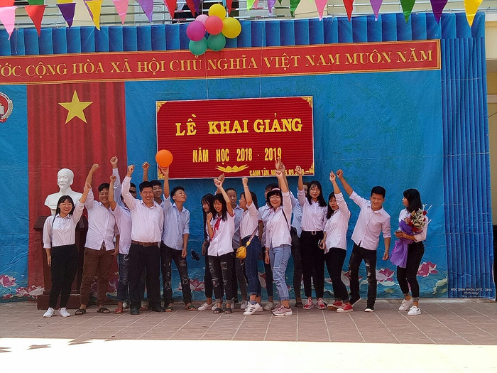 Vượt qua những khó khăn, thầy và trò trường Trung học phổ thông Canh Tân vẫn đang đảm bảo công tác dạy và học.