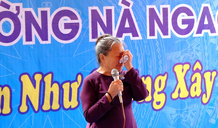 Bà Đào Kim Oanh – vợ cố nhà giáo Văn Như Cương xúc động trong ngày tâm nguyện của chồng bà thành hiện thực. (Ảnh: LC) Bà Đào Kim Oanh – vợ cố nhà giáo Văn Như Cương xúc động trong ngày tâm nguyện của chồng bà thành hiện thực. (Ảnh: LC)