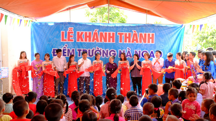 Lễ cắt băng khánh thành điểm trường Nà Ngao, tâm nguyện của cố nhà giáo Văn Như Cương lúc còn sống. (Ảnh: L.C) Lễ cắt băng khánh thành điểm trường Nà Ngao, tâm nguyện của cố nhà giáo Văn Như Cương lúc còn sống. (Ảnh: L.C)