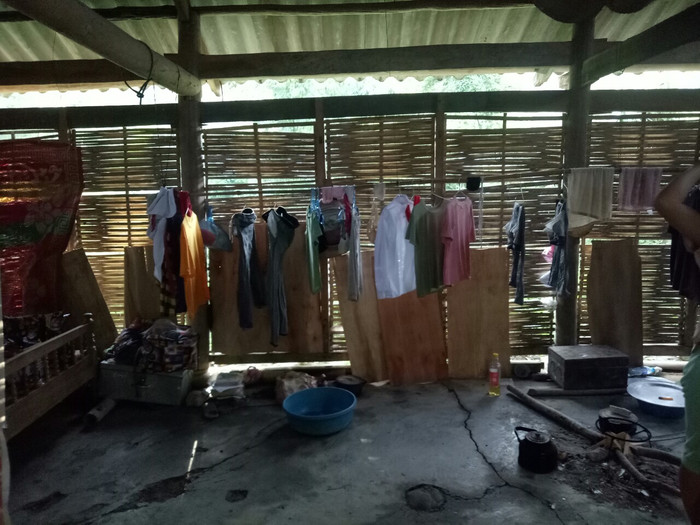 Một phòng trọ thế này trường có 3 đến 4 em cùng ở, với giá chỉ vài trăm nghìn cho 1 năm học. Nhưng số tiền đó với các em cũng là cả một vấn đề lớn.