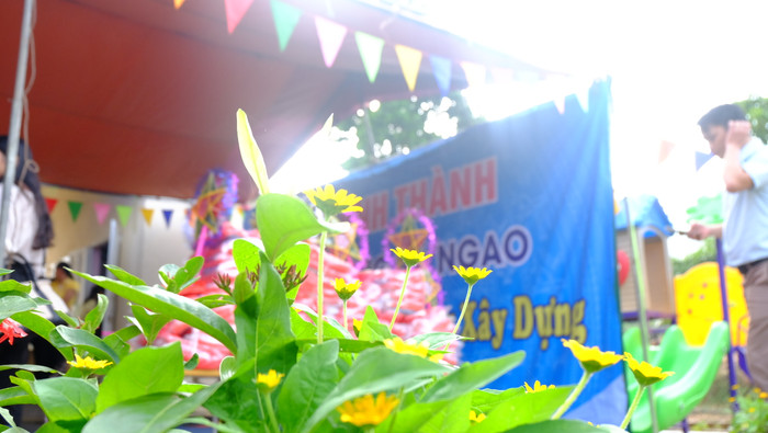 Hoa đã nở trong sân trường Nà Ngao, ngôi trường mới sẽ giúp Nà Ngao có một tương lai tươi sáng hơn...